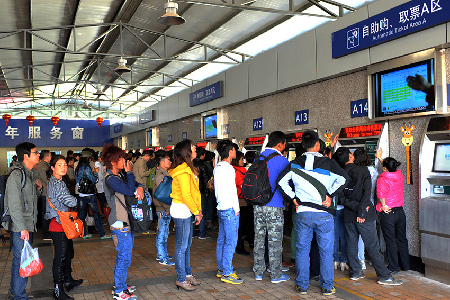 3月2日，一些旅客在昆明火车站自助售票窗口排队购票。新华社记者 陈海宁 摄
