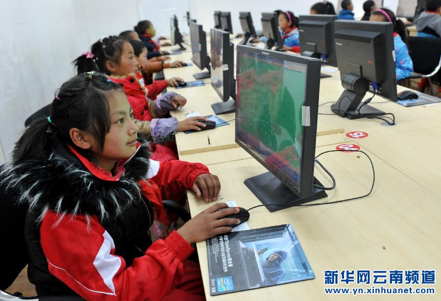 3月17日，云南省迪庆藏族自治州德钦县第一小学学生在上计算机课。新华社 蔺以光 摄