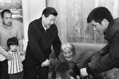 3月17日下午，在兰考走访的习近平离开村民张景枝老人家时，让老人不要送。看到老人执意要送，习近平扶起老人，携手走到院外。
