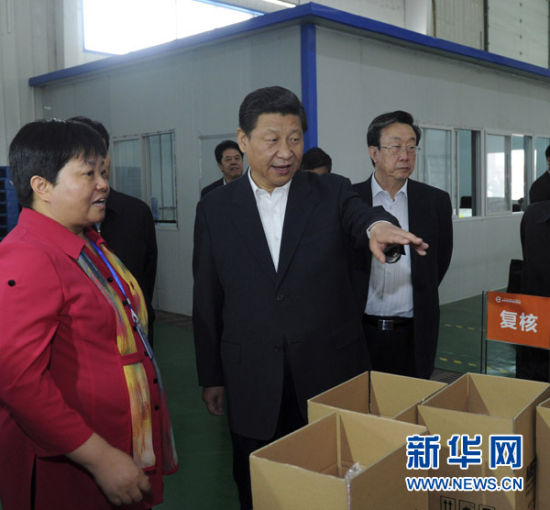 这是5月10日上午，习近平在河南保税物流中心了解货物装配和查验情况。新华社记者张铎摄