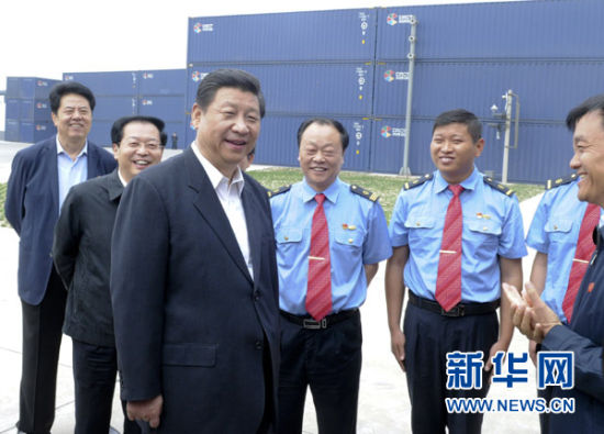 这是5月10日上午，习近平在郑州国际陆港同郑欧国际货运班列机组人员交谈。新华社记者张铎摄