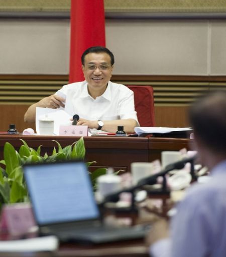　在学者发言时，李克强一边看PPT，一边听专家的发言，非常投入。