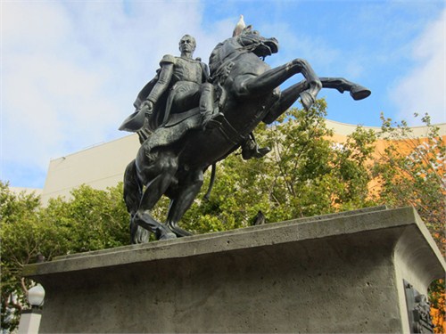 旧金山市政厅边上有着玻利瓦尔(Simon Bolivar)的巍峨雕像