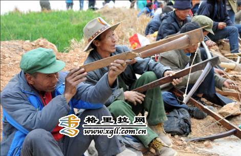 群众正在参加射弩比赛.jpg