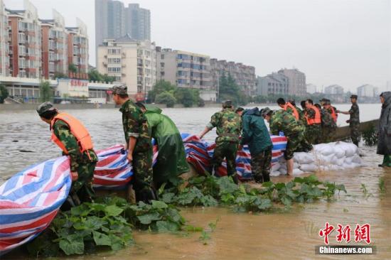 长江中下游普降暴雨，常州连续超24小时的降雨，使城市进入“看海”模式。主要河、湖、库水位普遍上涨，全面超警戒，大运河常州城区段水位创历史新高。常州防汛防旱指挥部18日通报，截至18日上午8时，大运河水位仍超警戒。并出现了驳岸穿水、倒灌等现象，沿线社区、村庄、企业受灾较严重。唐娟 摄