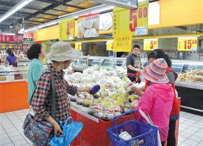 北京通州区通朝大街的物美大卖场内售卖的马铃薯馒头。新京报记者
