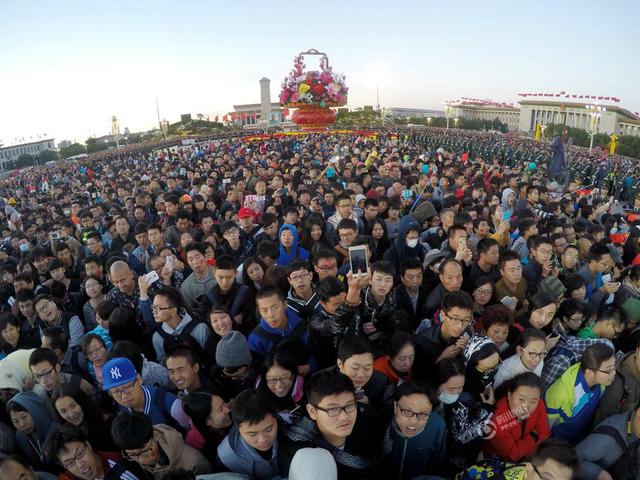 国庆首日天安门广场7万人看升旗 实现人走地净