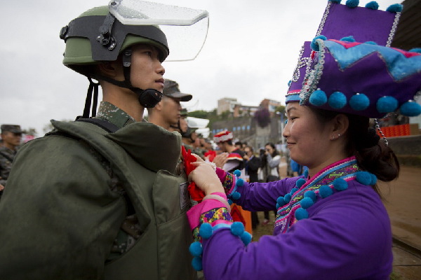 驻地代表为可爱的战士们带上红花。都市时报 孟祝斌/视觉中国