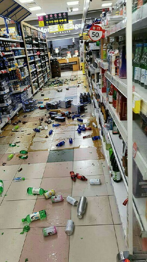 9月12日，韩国庆州市一超市内的物品因地震散落在地面上。