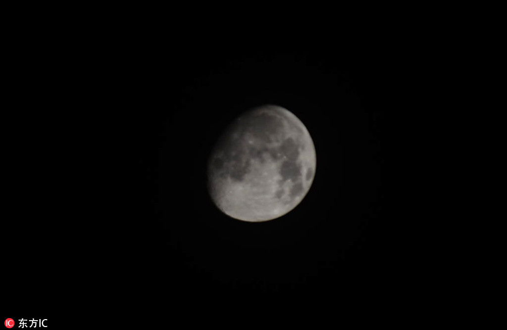 中秋来临明月渐圆 秋夜上弦月似被“咬”了一口【3】