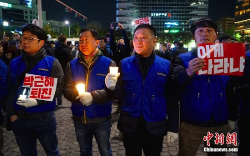 10月29日晚，近两万名韩国民众及民间团体人士在首尔市中心举行烛光集会，谴责“亲信干政事件”给韩国社会带来的不良影响，要求总统朴槿惠对此事负责。<a target='_blank'  data-cke-saved-href='http://www.chinanews.com/' href='http://www.chinanews.com/'><p  align=