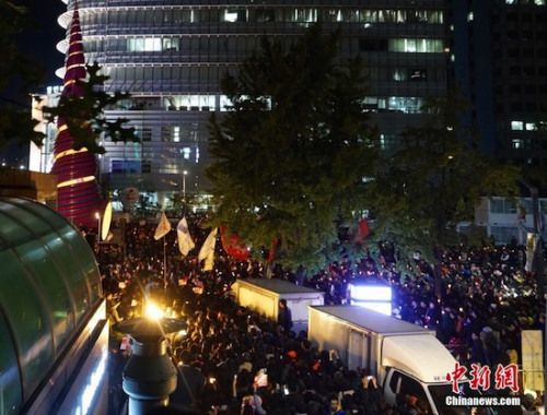  两万名韩国民众及民间团体人士在首尔市中心举行烛光集会，谴责“亲信干政事件”给韩国社会带来的不良影响，要求总统朴槿惠对此事负责。图为集会现场。<a target='_blank'  data-cke-saved-href='http://www.chinanews.com/' href='http://www.chinanews.com/'><p  align=