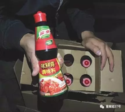 1月2日，新发地市场附近，来自独流镇的造假者展示假冒“家乐辣鲜露”样品，部分假调料以送货上门方式进京。