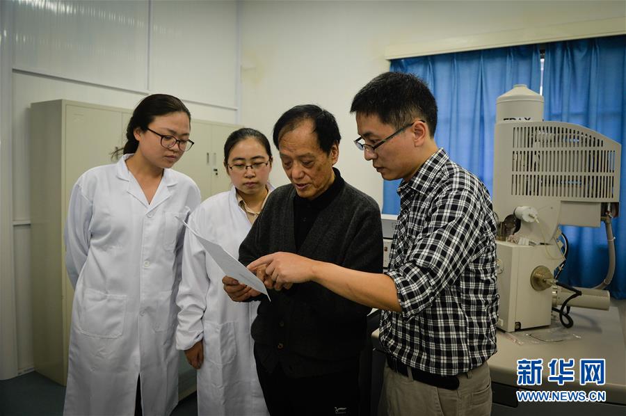 老院士王泽山：“一辈子专注做一件事” 在南京理工大学的实验室，王泽山院士（右二）对团队成员刘志涛（右一）等进行实验指导（2016年10月21日摄）。新华社记者 季春鹏 摄
