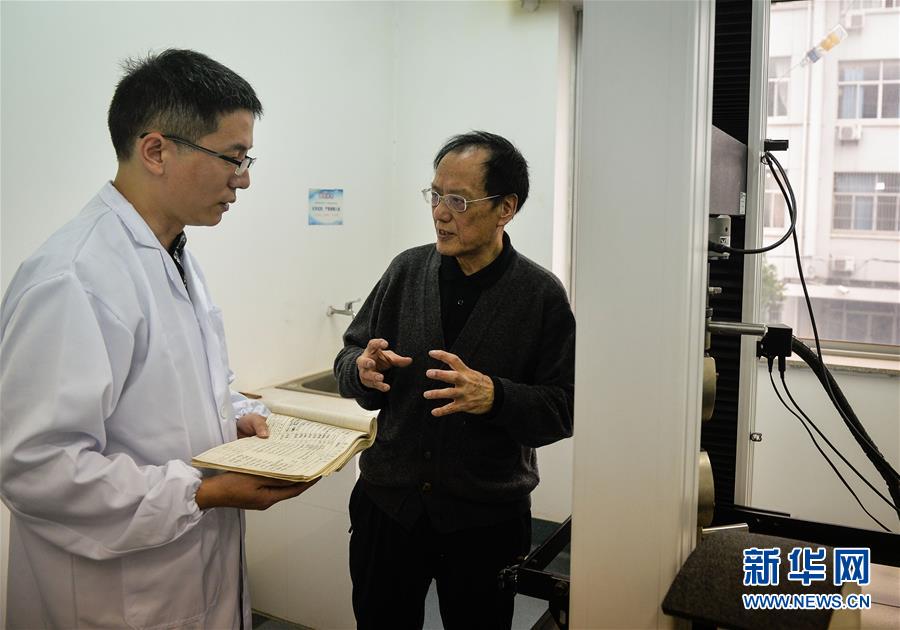 老院士王泽山：“一辈子专注做一件事” 在南京理工大学的实验室，王泽山院士（右）和团队成员刘志涛老师讨论实验结果（2016年10月21日摄）。新华社记者 季春鹏 摄