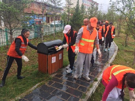 香格里拉公路分局捡垃圾