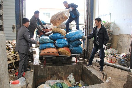 香格里拉市市场监管局查处一非法猪皮加工点