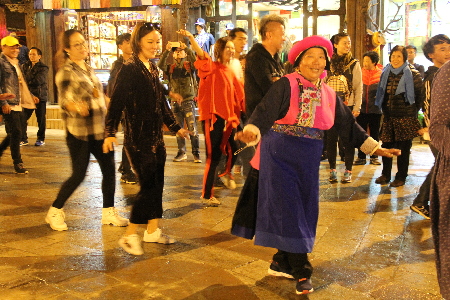游客跳起广场舞