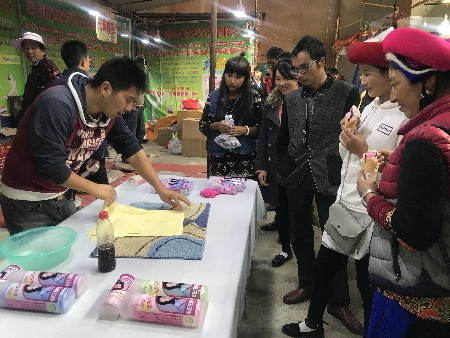 传统商品交流会会热闹非凡