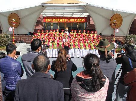 香格里拉市老年大学老人参加视频录制
