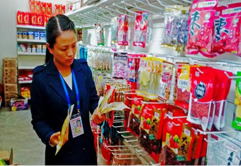 尼西乡人民政府在乡政府驻地崩书塘开展食品安全抽查