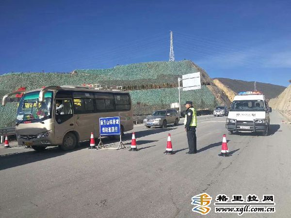 香格里拉往奶粉厂坡路段山体塌方，请过往车辆绕行！
