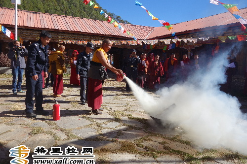 维西县塔城镇开展消防知识进寺院宣传培训活动