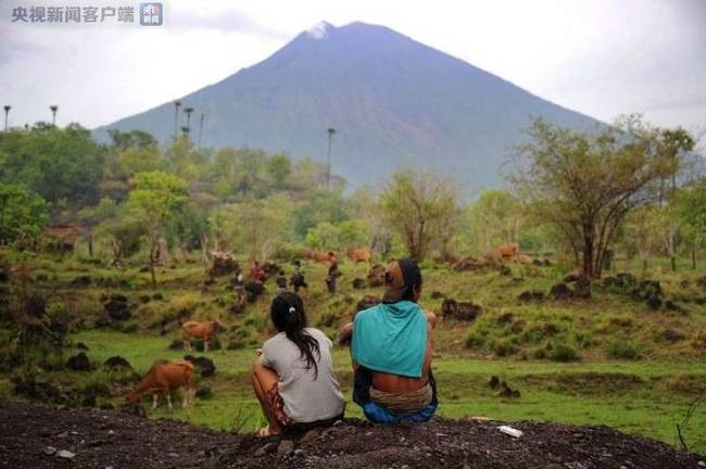 印尼巴厘岛阿贡火山再次喷发 浓烟达2500米高