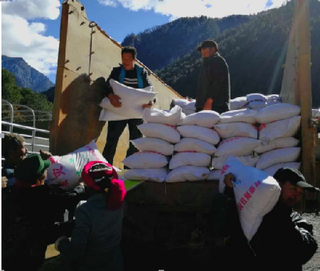 尼汝村3个村民小组117户领取650袋救灾大米