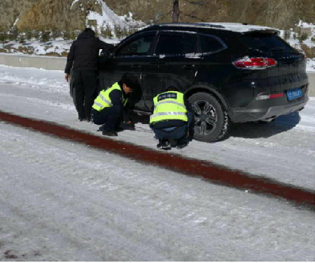 德钦路政大队全力做好辖区路段除雪保通工作