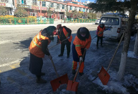 香格里拉市环卫工人铲除道路积雪