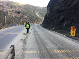 香松公路路面结冰 防滑沙“上岗”