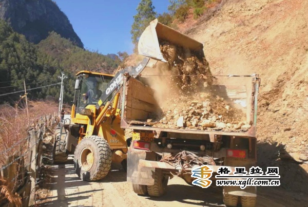 尼汝村“三委”修路保畅通