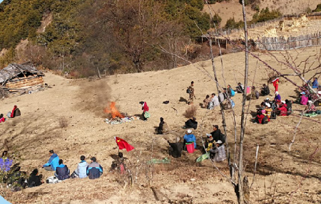 白马雪山德钦分局动员霞若乡村民开展清除垃圾活动