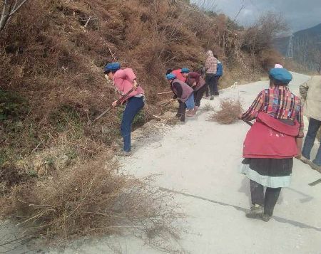 维西县中路乡拉嘎洛村积极开展卫生大扫除