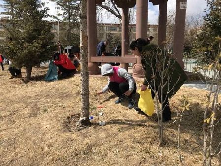 学雷锋纪念日，迪庆的河小青们在行动