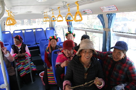 德钦县城市公交车正式营运