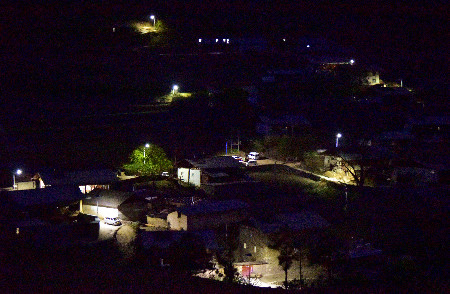 太阳能路灯点亮尼汝夜景