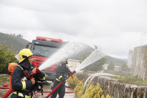 香格里拉市举行危险化学品经营单位消防应急演练