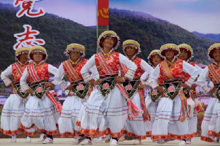 维西县永春乡歌舞迎来传统情人节
