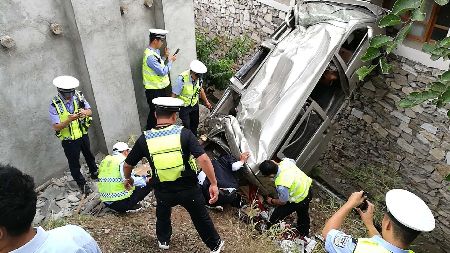 虎跳峡交警中队救出3名交通事故被困人员