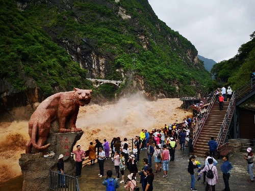 虎跳峡景区游人如织