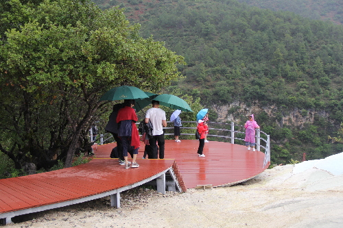 香格里拉市白水台景区风景如画迎客来