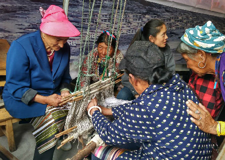 德钦县妇女手工编纺织培训在达日举办