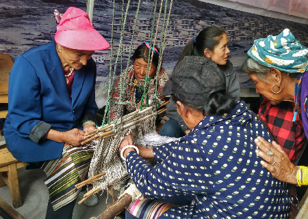 德钦县妇女手工编纺织培训在达日举办
