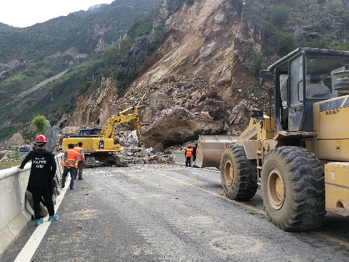 【突发】尼塔路（五境乡吉仁河大桥路段）塌方受阻，保通时间待定