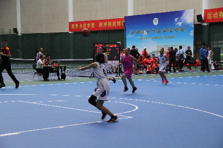 省运会上我州青少年组篮球男女队首战双双告捷
