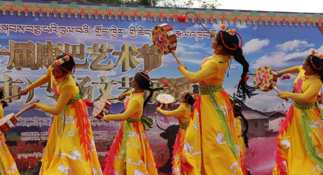 四州（市）专场文艺展演昌都专场在月光广场举行