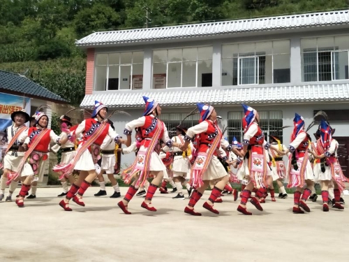 维西县老年艺术团向广大群众送去精彩的文艺节目