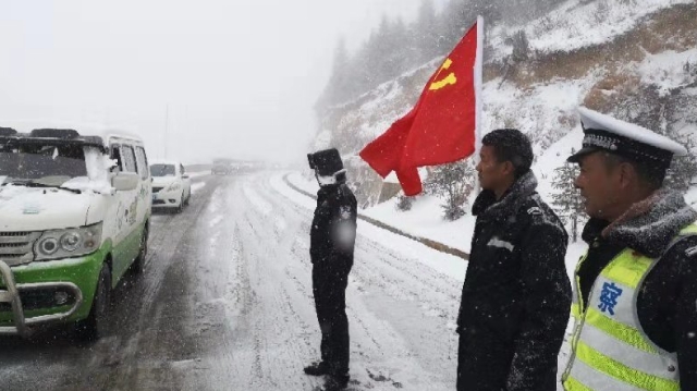 德钦交警奋战风雪保畅通